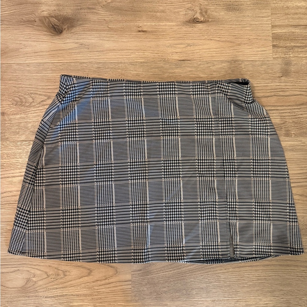Houndstooth Plaid A-Line Mini Skirt in Black and White